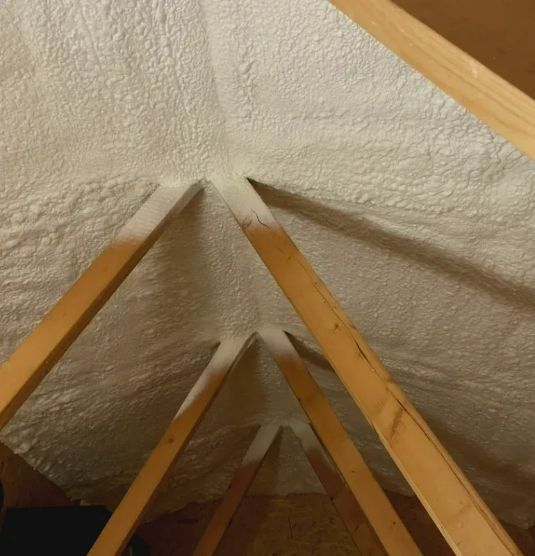 Strop dachu wypełniony pianą pur